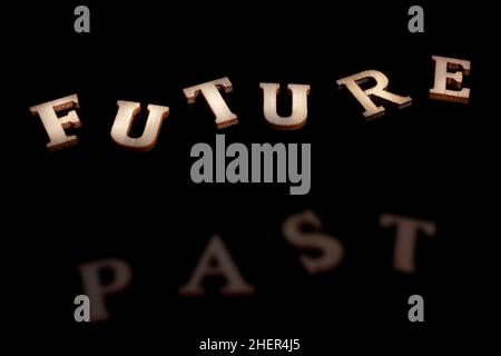 Vergangenes Zukunftskonzept. Holzzeichentext auf schwarzem Hintergrund Stockfoto