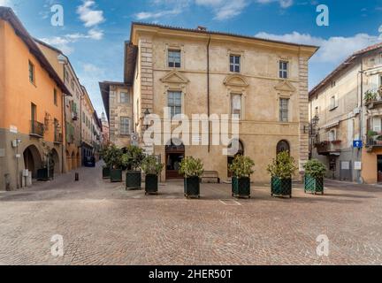 Saluzzo, Cuneo, Italien - 19. Oktober 2021: Piazzetta Santa Maria mit dem Palazzo dei Vescovi, Bischofspalast, Sitz des Diözesanmuseums von Sa Stockfoto