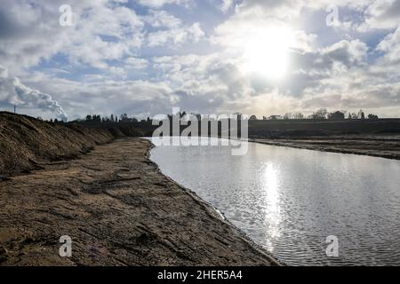 Dinslaken, Nordrhein-Westfalen, Deutschland - Baustelle der neuen Emschermündung in den Rhein. Der Emscher-Auslauf in den Rhein wird rel Stockfoto