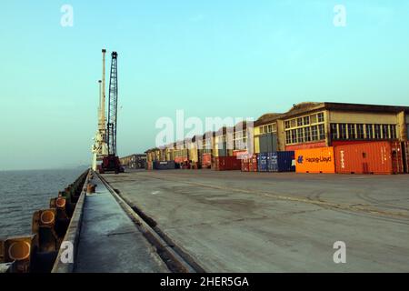 Bagerhat, Bangladesch - 11. Januar 2015: Der Seehafen Mongla ist der zweitgrößte Seehafen Bangladeschs. Sie befindet sich in Bagerhat im Südwesten Stockfoto