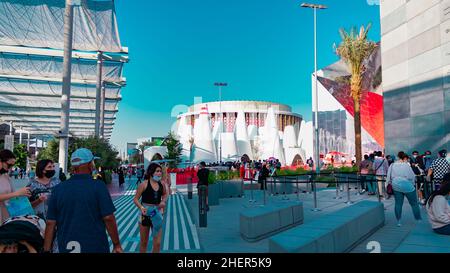 Menschen posieren vor dem Hintergrund der Pavillons von Österreich und der Schweiz auf der Expo 2020 Stockfoto