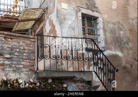 Alte Stadt Dorf an der Küste. Vrbnik, Insel Krk, Kroatien Stockfoto