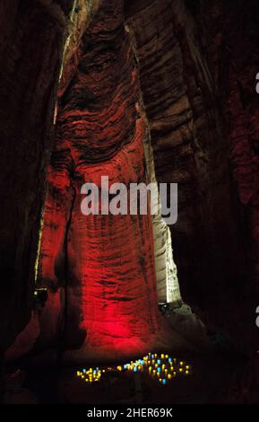 Am Discovery Day an den Ruby Falls, der Heimat des höchsten und tiefsten unterirdischen Wasserfalls, entzünden Kerzen den Solomon's Temple, der für die Öffentlichkeit in den USA geöffnet ist Stockfoto