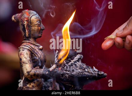 Hindu-Idol mit brennendem Weihrauch und scharlachrot während der nepalesischen Neujahrsfeierlichkeiten (Bisket Jatra) in Bhaktapur. Stockfoto