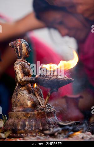 Hindu-Idol mit brennendem Weihrauch und scharlachrot während der nepalesischen Neujahrsfeierlichkeiten (Bisket Jatra) in Bhaktapur. Stockfoto