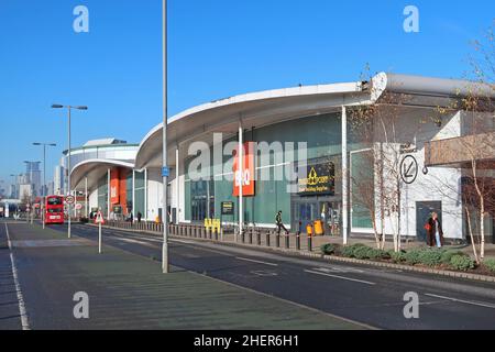 Hauptfassade und Eingang zum B&Q-Supermarkt in Greenwich, Südost-London, Großbritannien. Millennium Leisure Park. Stockfoto