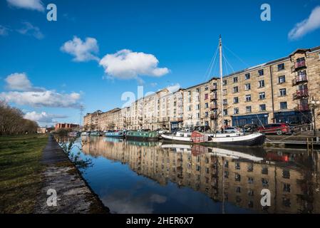 Speirs Wharf und umgebaute Wohnhäuser am Forth & Clyde Canal in der Nähe des Stadtzentrums von Glasgow. Stockfoto