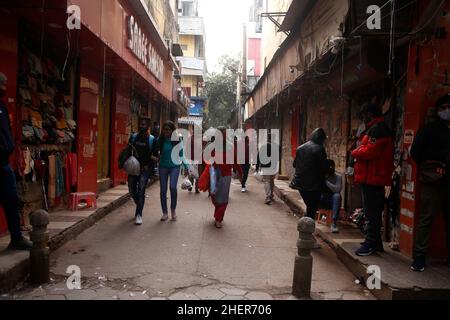 Delhi, Indien. 10th Januar 2022. Am 10. Januar 2022 laufen die Menschen durch den Sarojini Nagar-Markt in Delhi in Indien. Covid-19 Coronavirus-Fälle haben aufgrund der omicron-Variante zugenommen. (Foto: Haripriya Shaji/Pacific Press/Sipa USA) Quelle: SIPA USA/Alamy Live News Stockfoto