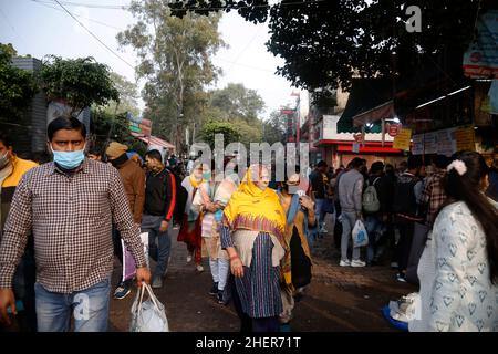 Delhi, Indien. 10th Januar 2022. Am 10. Januar 2022 laufen die Menschen durch den Sarojini Nagar-Markt in Delhi in Indien. Covid-19 Coronavirus-Fälle haben aufgrund der omicron-Variante zugenommen. (Foto: Haripriya Shaji/Pacific Press/Sipa USA) Quelle: SIPA USA/Alamy Live News Stockfoto