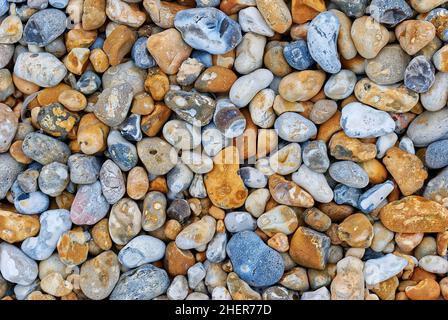 Nahaufnahme von Steinen und Kieselsteinen an einem britischen Strand Stockfoto