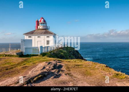 Cape Spear Leuchtturm im Jahre 1836 erbaut, ist die älteste erhaltene Leuchtturm in Neufundland. Umfasst die Leuchtanzeige oben an der Square House des Tierhalters. Stockfoto