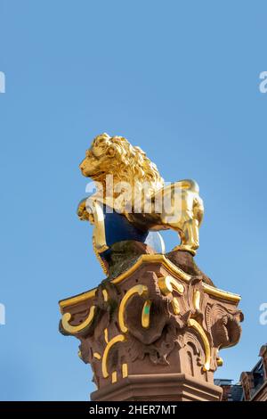Goldener Nassauer Löwe am Marktbrunnen in Wiesbaden Stockfoto