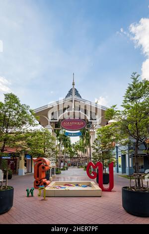 Bangkok, Thailand - Dezember 2021: Asiatique The Riverfront, ein beliebtes großes Open-Air-Einkaufszentrum in Bangkok, Thailand. Der Blick auf das Einkaufszentrum Asiatique Stockfoto