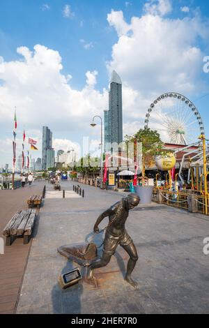 Bangkok, Thailand - Dezember 2021: Asiatique The Riverfront, ein beliebtes großes Open-Air-Einkaufszentrum in Bangkok, Thailand. Der Blick auf das Einkaufszentrum Asiatique Stockfoto