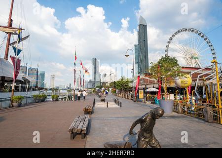 Bangkok, Thailand - Dezember 2021: Asiatique The Riverfront, ein beliebtes großes Open-Air-Einkaufszentrum in Bangkok, Thailand. Der Blick auf das Einkaufszentrum Asiatique Stockfoto