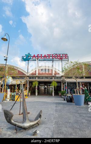 Bangkok, Thailand - Dezember 2021: Asiatique The Riverfront, ein beliebtes großes Open-Air-Einkaufszentrum in Bangkok, Thailand. Der Blick auf das Einkaufszentrum Asiatique Stockfoto