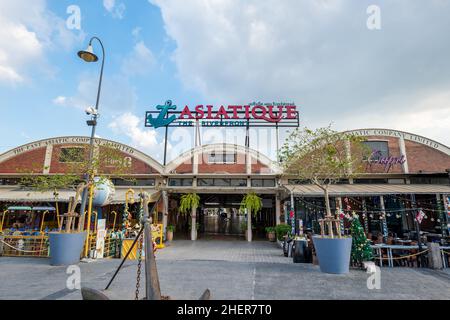 Bangkok, Thailand - Dezember 2021: Asiatique The Riverfront, ein beliebtes großes Open-Air-Einkaufszentrum in Bangkok, Thailand. Der Blick auf das Einkaufszentrum Asiatique Stockfoto