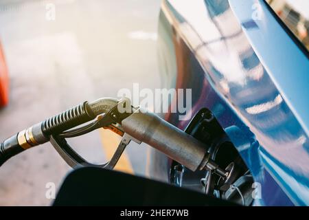 Schlauch an einer Tankstelle in einem metallisch-blauen Auto aus Flüssiggas (LPG)-Kraftstoff angeschlossen. Tanken, Tankstelle, Ökologie, Transport Stockfoto