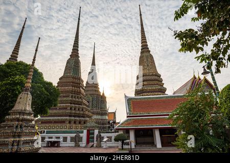 Wat Pho, auch geschrieben Wat Po, ein von der UNESCO anerkannter buddhistischer Tempelkomplex in Bangkok, Thailand. Stockfoto