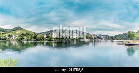 Landschaftlich schöner Blick auf Bullay im Moseltal mit Weinbergen und ruhigem Fluss Stockfoto