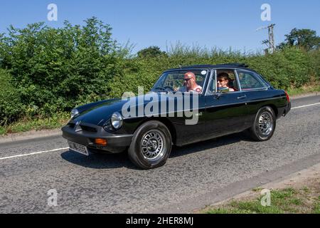 1976 70s, SEVENTIES MG B GT V8 35287cc benzinter britischer Sportwagen auf dem Weg zur Capesthorne Hall classic July Car Show, Ceshire, UK Stockfoto