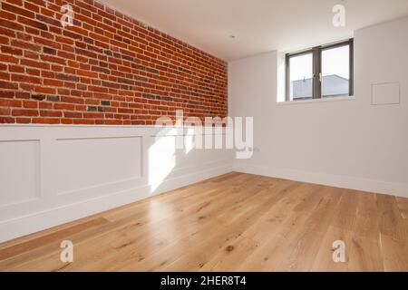 Cowlinge, Suffolk, England - 28. März 2019: Leerer Raum in umgebauter Wohnscheune, die ein einzigartiges Haus mit originalen Backsteinmerkmalen schafft Stockfoto