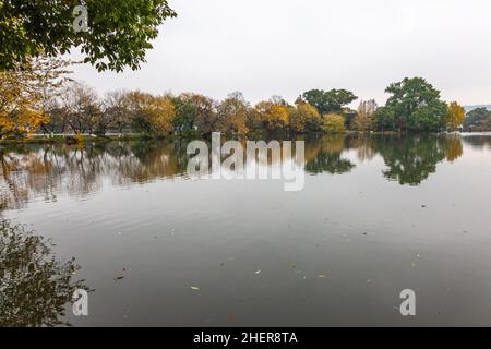 Blick auf einen der Teiche auf der Insel, die als drei Pools bezeichnet werden, die den Mond im Westsee in Hangzhou, China spiegeln Stockfoto