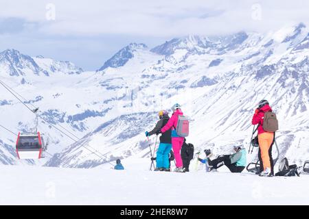 28th. februar, Gudauri.Georgien. Gruppe von Skifahrern, die auf der Piste im Winterskigebiet im kaukasus stehen. Stockfoto