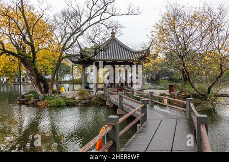Promenadenponton mit Pagode an einem der Teiche der drei Becken, die den Mond am Westsee in Hangzhou, China spiegeln Stockfoto