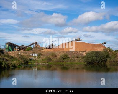 National Memorial Arboretum mit Blick über den See zur Baustelle an Monstermaschinen Stockfoto