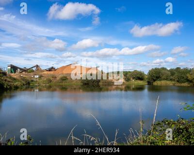 National Memorial Arboretum mit Blick über den See zur Baustelle an Monstermaschinen Stockfoto