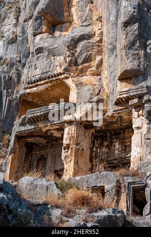 Ruinen einer felsigen Nekropole mit Steingräbern in Myra Lycian Stockfoto