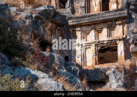 Ruinen einer felsigen Nekropole mit Steingräbern in Myra Lycian Stockfoto