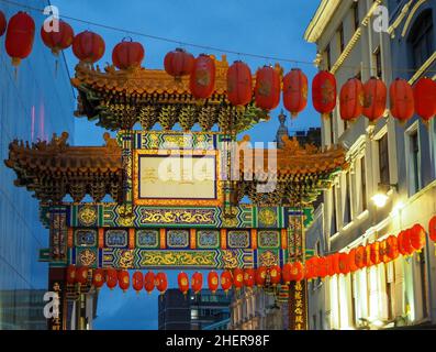 China Town Gate London im Stil der Qing-Dynastie mit Laternen davor Stockfoto