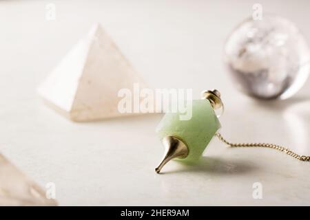 Jade-Pendel für die Arbeit in einem reiki-Strom, Reiki-Konzept Stockfoto