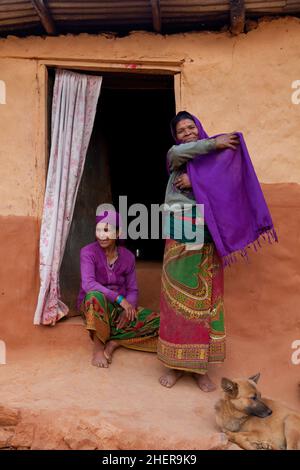 Porträt von Narmata und Bhovi mit ihrem Hund im Dorf Kailashnagar in der Nähe von Tansen, Nepal. Stockfoto