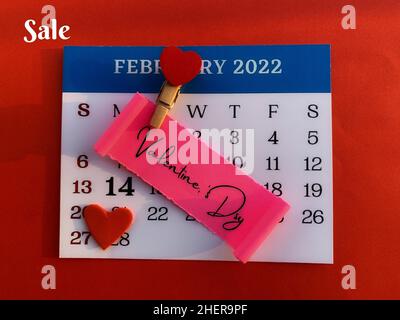 Zerrissenes Papier im Februarkalender 2022 mit Phase - Valentinstag. Valentinstag-Konzept Stockfoto