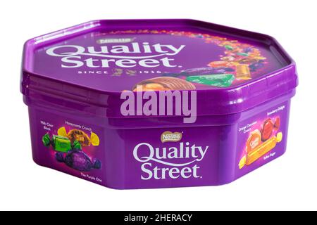 Wanne mit Nestlé Nestle Quality Street Pralinen Süßigkeiten isoliert auf weißem Hintergrund Stockfoto