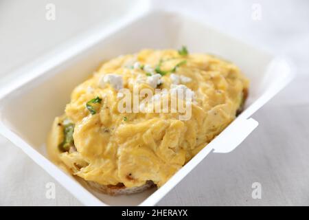 Avocado und Rühreier Toast mit Lieferpaket auf weißem Hintergrund Stockfoto