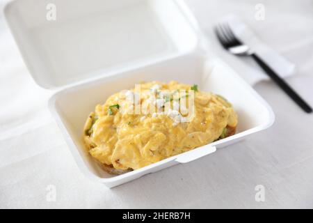 Avocado und Rühreier Toast mit Lieferpaket auf weißem Hintergrund Stockfoto