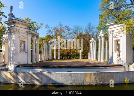 Warschau, Polen - 10. September 2021: Historisches Amphitheater im Royal Lazienki Krolewskie Park in der Nähe des Palastes auf der Isle Palac na Wodzie in Ujazdow Stockfoto