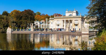 Warschau, Polen - 10. September 2021: Königspalast auf der Isle Palac na Wodzie bekannt als Badepalast im Royal Lazienki Krolewskie Park in Ujazdow Stockfoto