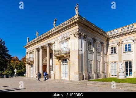 Warschau, Polen - 10. September 2021: Königspalast auf der Isle Palac na Wodzie bekannt als Badepalast im Royal Lazienki Krolewskie Park in Ujazdow Stockfoto