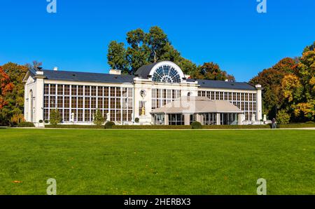 Warschau, Polen - 10. September 2021: Historischer Pavillon der Neuen Orangerie Nowa Pomaranczarnia im Royal Lazienki Krolewskie Park im Stadtteil Ujazdow Stockfoto