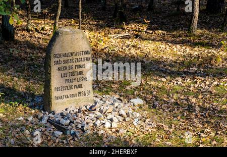 Celestynow, Polen - 10. September 2021: Waldsteindenkmal Kamien Lesnika für historische Waldarbeiter im Mazowiecki Landschaftspark in der Stadt Celestynow Stockfoto