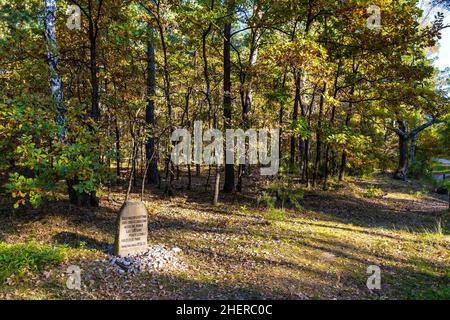 Celestynow, Polen - 10. September 2021: Waldsteindenkmal Kamien Lesnika für historische Waldarbeiter im Mazowiecki Landschaftspark in der Stadt Celestynow Stockfoto