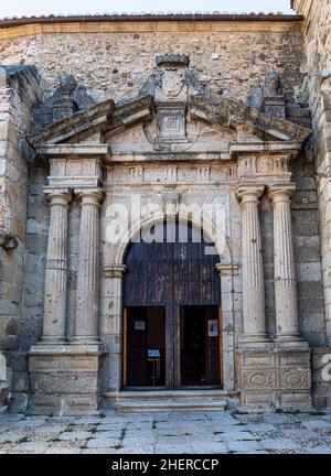 Eingangstür der Santa Maria Kirche von Hervas, Ambroz Valley Dorf. Caceres, Extremadura, Spanien Stockfoto