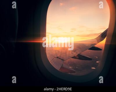 Im Flugzeug Flug Ansicht aus dem Fenster mit atemberaubenden Sonnenuntergang Hintergrund und kopieren Einfügen vertikalen Hintergrund Stockfoto