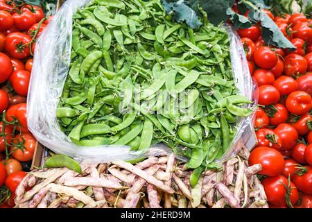 Draufsicht auf grüne Erbsen und Kidney Beans Gemüse im Lebensmittelgeschäft. Stockfoto
