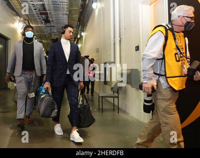 Der Quarterback Bryce Young (9) von Alabama Crimson Tide kommt vor dem Spiel der CFP-College-Fußballnationalmeisterschaft 2022 im Lucas Oil Stadium, Montag, Stockfoto